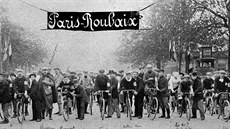V roce 1896 vyráželo 48 startujících od Porte Maillot v Paříži, později se... V roce 1896 vyráželo 48 startujících od Porte Maillot v Paříži, později se...