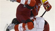 Momentka z utkání Slavia - Olomouc. Srážka slávisty Jana Koláře (nahoře) a... Momentka z utkání Slavia - Olomouc. Srážka slávisty Jana Koláře (nahoře) a...
