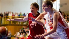 Nymburská basketbalistka Veronika Bortelová (vlevo) v zápase s Hradcem Králové. Nymburská basketbalistka Veronika Bortelová (vlevo) v zápase s Hradcem Králové.