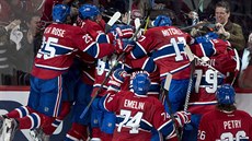 Radost hokejist Montrealu z vítzného gólu ve druhém souboji s Ottawou.