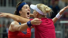 Ruské tenistky Anastasia Pavljučenkovová (vlevo) a Jelena Vesninová se radují z... Ruské tenistky Anastasia Pavljučenkovová (vlevo) a Jelena Vesninová se radují z...