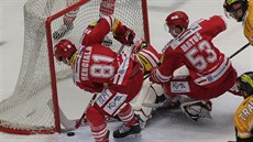Závar před třinecku brankou Petera Hamerlíka, který řeší třinečtí David... Závar před třinecku brankou Petera Hamerlíka, který řeší třinečtí David...