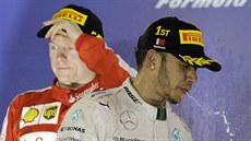 Vítz Lewis Hamilton (vpravo) a Kimi Räikkonen, druhý mu Velké ceny Bahrajnu.