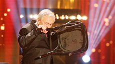Moderátor Karel Šíp předvedl na TýTý typ humoru, kterému se číká „utírat si nos... Moderátor Karel Šíp předvedl na TýTý typ humoru, kterému se číká „utírat si nos...