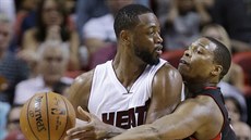 Kyle Lowry (vpravo) z Toronta se snaží zablokovat míč Dwyanu Wadeovi z Miami. Kyle Lowry (vpravo) z Toronta se snaží zablokovat míč Dwyanu Wadeovi z Miami.