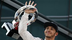 Lewis Hamilton s cenou pro vítze Velké ceny íny formule 1