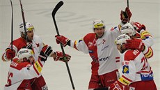 Hokejisté Slavie se radují z gólu. Hokejisté Slavie se radují z gólu.