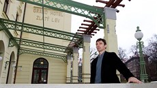 Ředitel hotelu Miroslav Souček na znovuobnovené terase v průčelí hotelu. Léta... Ředitel hotelu Miroslav Souček na znovuobnovené terase v průčelí hotelu. Léta...