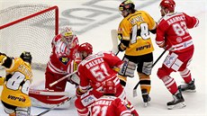 Litvínovský Jakub Petružálek (vlevo) v gólové šanci před třineckým gólmanem... Litvínovský Jakub Petružálek (vlevo) v gólové šanci před třineckým gólmanem...