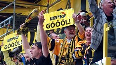 Fanoušci Litvínova slaví na vlastním stadionu gól, který vstřelili hokejisté na... Fanoušci Litvínova slaví na vlastním stadionu gól, který vstřelili hokejisté na...