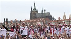 Slávističtí fanoušci během pochodu na Letnou s panoramatem Pražského hradu Slávističtí fanoušci během pochodu na Letnou s panoramatem Pražského hradu