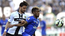 Pedro Mendes z Parmy (vlevo) nahání Kingsleyho Comanze z Juventusu Turín. Pedro Mendes z Parmy (vlevo) nahání Kingsleyho Comanze z Juventusu Turín.