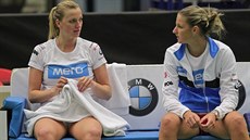Petra Kvitová (vlevo) a Karolína Plíková na tréninku ped fedcupovým utkáním s...