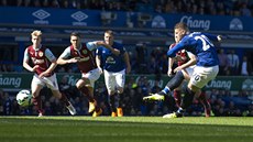 Ross Barkley z Evertonu zahrává pokutový kop v utkání s Burnley.