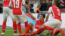 Alexis Sánchez (uprosted) slaví se spoluhrái z Arsenalu gól do sít Readingu.