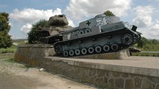 Dukelský průsmyk - "Taran", pomník na křižovatce ke Kapišové – T-34/85 a... Dukelský průsmyk - "Taran", pomník na křižovatce ke Kapišové – T-34/85 a...