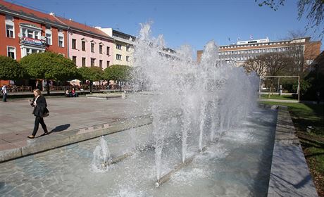 Fontána na Lidickém námstí je pímo ped budovou krajského policejního...