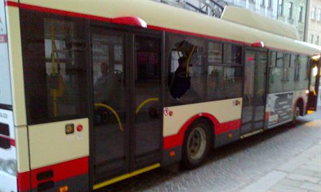 Po výmn názor nkolika cestujících zstala v trolejbusu poádná díra.