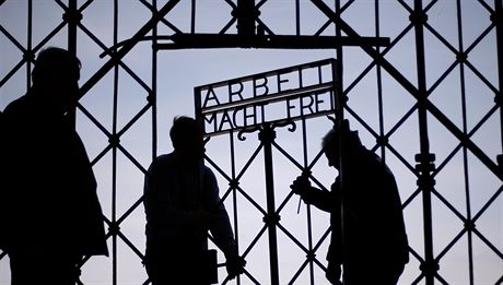 Na bránu do koncentraního tábora Dachau se vrátila replika nápisu "Arbeit...