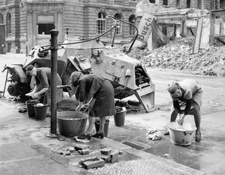 Fotka ze znieného Berlína z ervence 1945. Místní eny perou prádlo u trosek...