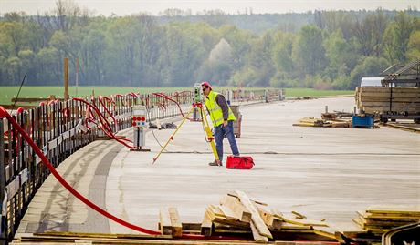 Stavební práce na silnice R35 pokraují zatím jen na mostní estakád v Opatovicích nad Labem.