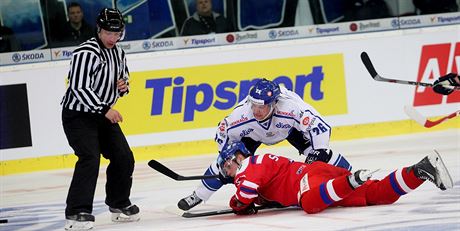 Vladimír Sobotka padá po souboji s finským soupeem.