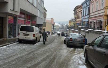 Zimní snímek Mostní ulice ve Valaském Meziíí.