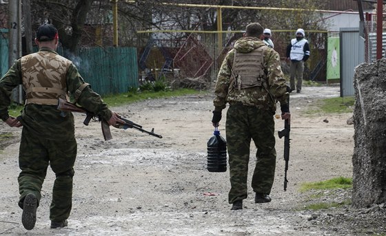 Prorutí separatisté v yrokyne kráí vstíc pozorovatelm OBSE (18. dubna 2015)