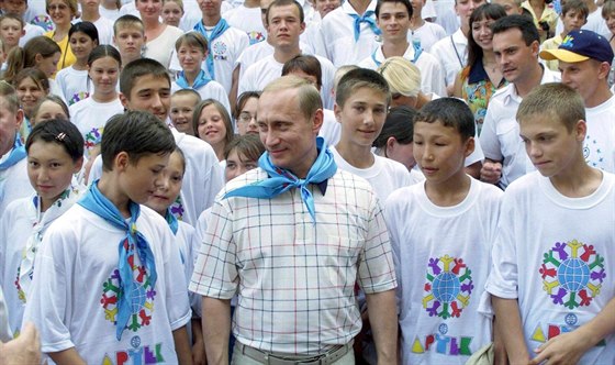 Ruský prezident Vladimir Putin v táboe Artk v roce 2001.