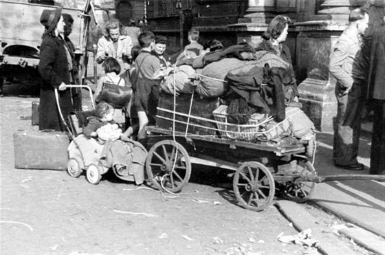 Statisíce Nmc byly v letech 1945 a 1946 vysídleny z eskoslovenska. Mezi odsunutými rodinami byli i Zuppingerovi a Kühnelovi z Rýmaova. (Ilustraní foto)