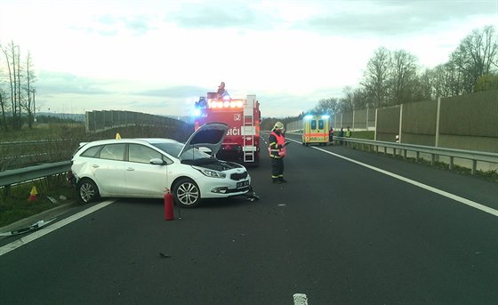 Dopravní nehoda dvou aut uzavela v nedli veer rychlostní silnici z Chebu do...