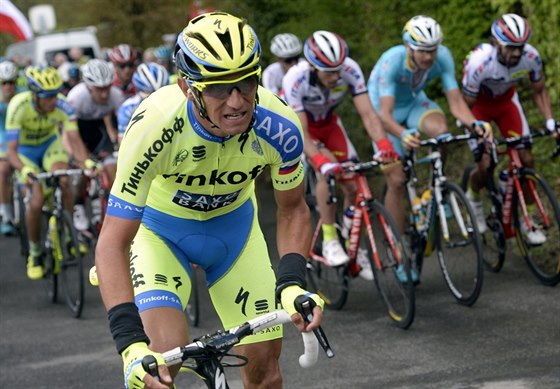 Cyklista Roman Kreuziger na trati klasiky Lutych-Bastogne-Lutych