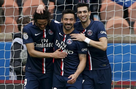 Fotbalisté Paris St. Germain (zleva) Edison Cavani, Ezequiel Lavezzi a Javier...