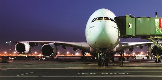 GIGANT. Airbus A380 dokáou odbavit jen vybraná svtová letit - praská...