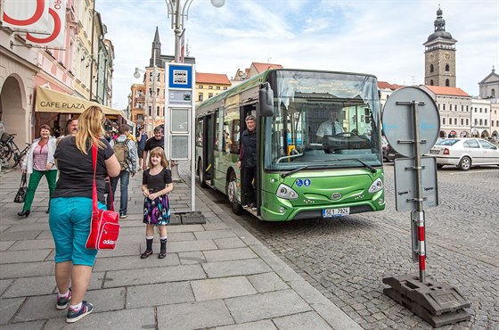 Na námstí Pemysla Otakara II. v eských Budjovicích je nyní zastávka MHD.