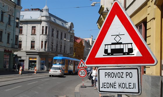 Oprava Nádraní ulice zkomplikovala dopravu tramvají i automobil. (24. dubna...