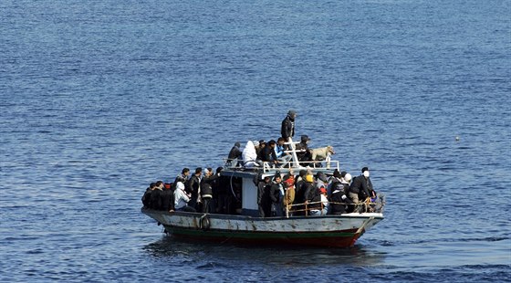 Lo s ilegálními migranty z Afriky jen pár okamik ped zadrením u Sicílie.