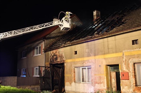 Poár rodinného domu v Tlumaov na Zlínsku (26. dubna 2015).