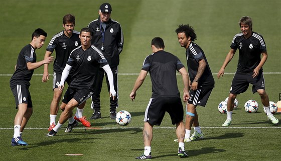 Trenér Realu Madrid Carlo Ancelotti (vzadu) sleduje pípravu mustva na odvetu...