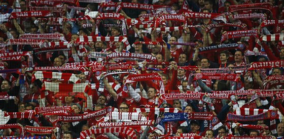 Fanouci Bayernu Mnichov bhem tvrtfinálové odvety Ligy mistr proti Portu.