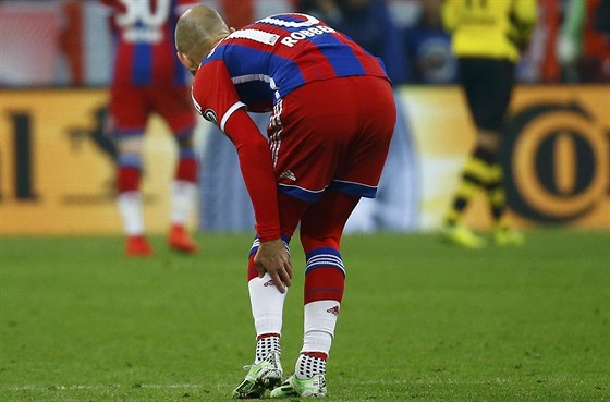 JE TO ZLÉ Arjjen Robben z Bayernu se drí za levé lýtko, do zápasu se vrátil po...
