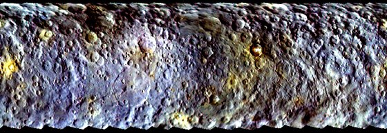 Povrch trpaslií planety Ceres v umle pibarvených barvách sloená ze snímk...