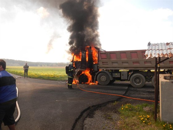 Na kraji obce zaala hoet Tatra 815. Kabina málem lehla popelem.