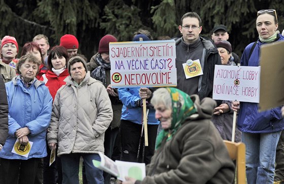 Proti budování hlubinného úloit pod vrchem eínek protestovaly v dubnu stovky lidí. Ministr ivotního prostedí nyní v lokalit povolil první etapu geologického przkumu.