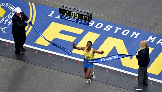 Lelisa Desisa vítzí v Bostonském maratonu.