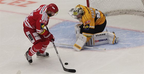 Litvínovský branká Pavel Francouz likviduje anci Zbyka Irgla z Tince.