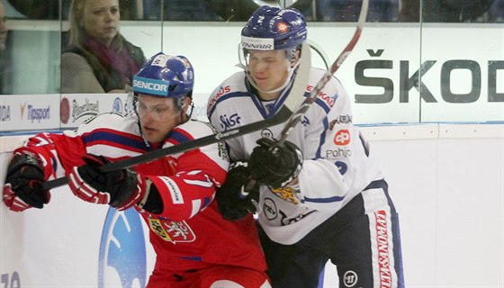 Michal Jordán v souboji v utkání s Finskem.