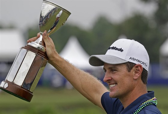 Justin Rose s trofejí pro vítze turnaje PGA Tour Zurich Classic v New Orleans.