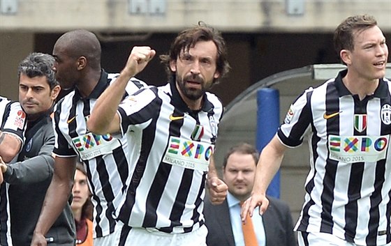 Andrea Pirlo (uprosted) z Juventusu Turín slaví svj gól proti FC Turín.
