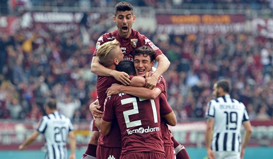 Fotbalisté FC Turín slaví gól do sít Juventusu.